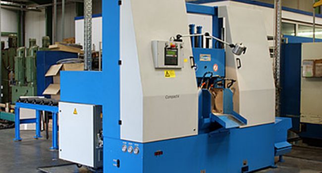 mechanische metallbearbeitung schoenebeck mierwald cnc saegen bandsaege bandsaegeautomat maschine bearbeitungszentrum bedienpult