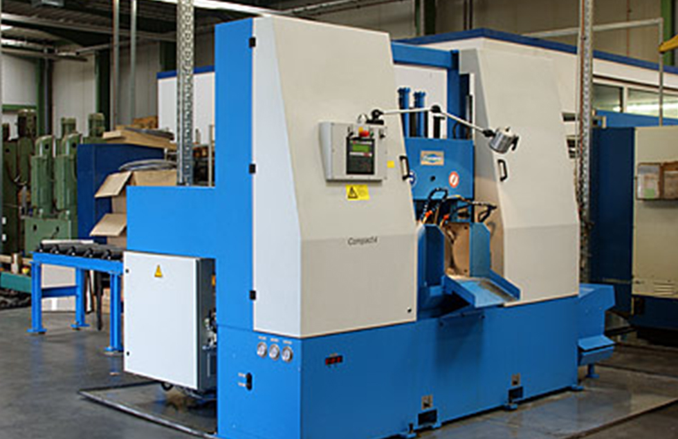 mechanische metallbearbeitung schoenebeck mierwald cnc saegen bandsaege bandsaegeautomat maschine bearbeitungszentrum bedienpult