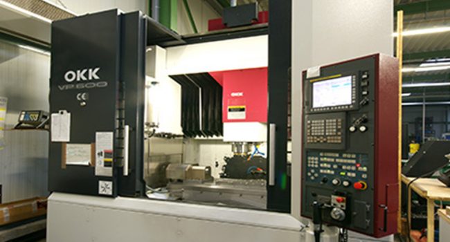 mechanische metallbearbeitung schoenebeck mierwald cnc okk sk40 okk-sk40 fraesen maschine fraesmaschine bearbeitungszentrum nichtrotationssymmetrische Werkstücke bedienpult