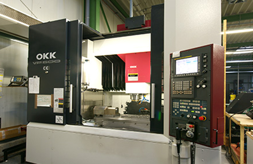 mechanische metallbearbeitung schoenebeck mierwald cnc okk sk40 okk-sk40 fraesen maschine fraesmaschine bearbeitungszentrum nichtrotationssymmetrische Werkstücke bedienpult