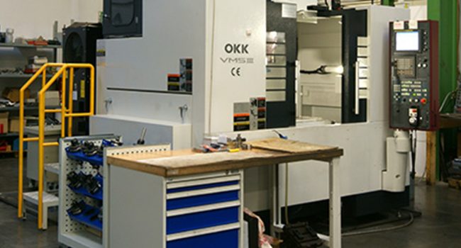 mechanische metallbearbeitung schoenebeck mierwald cnc okk sk50 okk-sk50 fraesen maschine fraesmaschine bearbeitungszentrum nichtrotationssymmetrische Werkstücke bedienpult