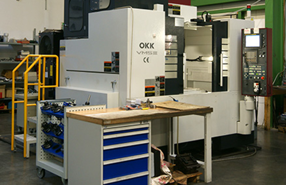 mechanische metallbearbeitung schoenebeck mierwald cnc okk sk50 okk-sk50 fraesen maschine fraesmaschine bearbeitungszentrum nichtrotationssymmetrische Werkstücke bedienpult